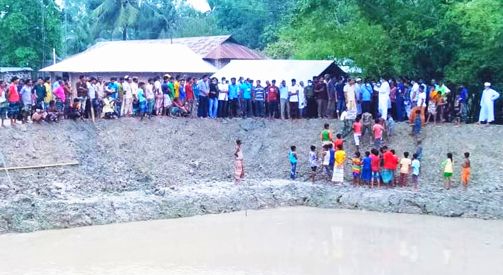 এমপির তৎপরতায় পানি বন্দী জীবন থেকে মুক্তি পেল একটি গ্রাম