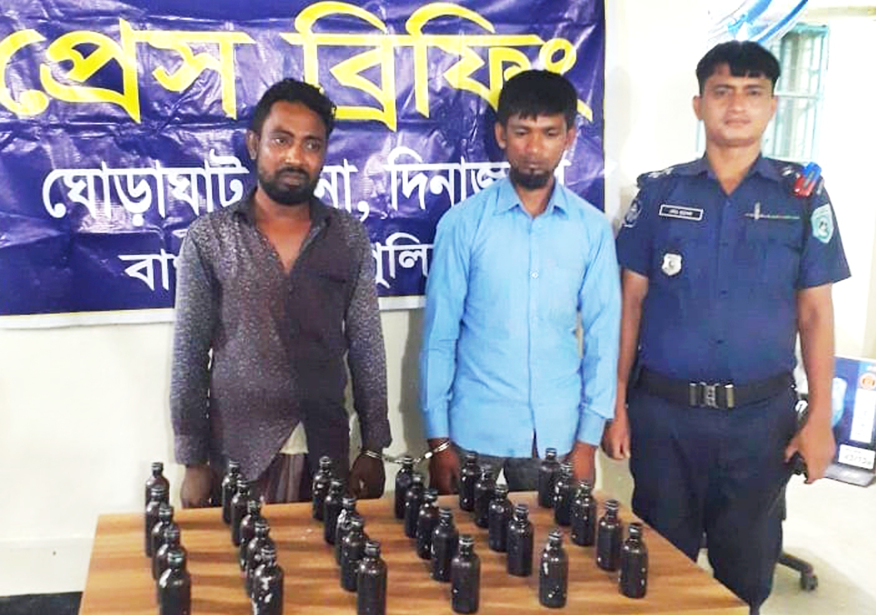 ভুট্টাবোঝাই ট্রাকে মিলল ফেনসিডিল; চালক ও হেলপার গ্রেপ্তার