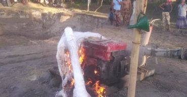 পুড়িয়ে দেওয়া হলো বালু উত্তোলনের মেশিন