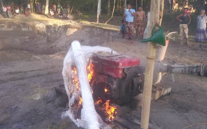 পুড়িয়ে দেওয়া হলো বালু উত্তোলনের মেশিন