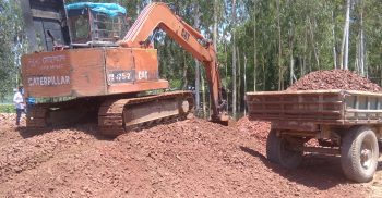 নিম্নমানের সামগ্রী দিয়ে সড়ক নির্মাণ