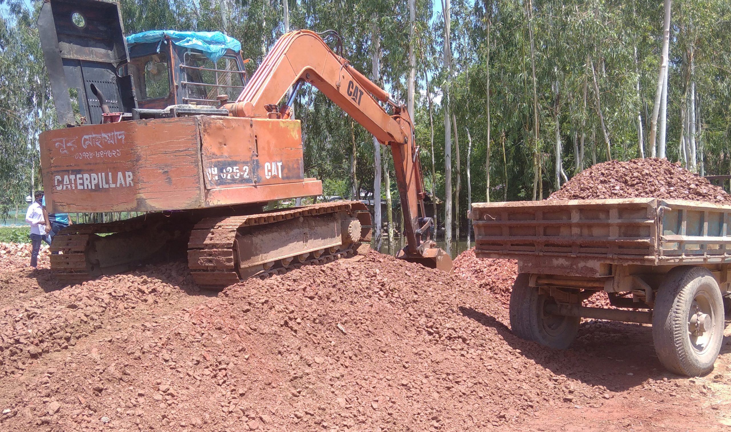 নিম্নমানের সামগ্রী দিয়ে সড়ক নির্মাণ