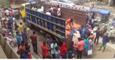 স্বাস্থ্যবিধির বালাই নেই, জীবনের ঝুঁকি নিয়ে ট্রাকে করে কর্মস্থলে ফিরছেন মানুষ