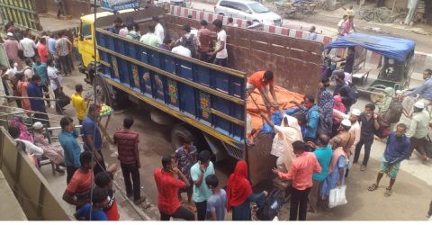স্বাস্থ্যবিধির বালাই নেই, জীবনের ঝুঁকি নিয়ে ট্রাকে করে কর্মস্থলে ফিরছেন মানুষ