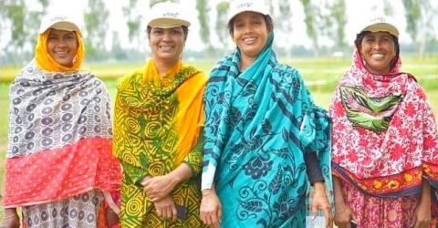 গাইবান্ধায় গরু পালনে স্বাবলম্বী কয়েকজন নারী