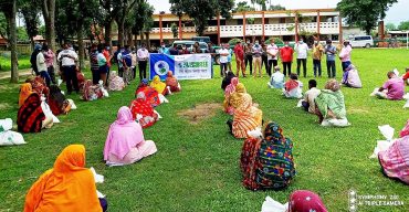 রাণীশংকৈলে কালের কন্ঠ শুভসংঘের ত্রাণসামগ্রী বিতরণ  