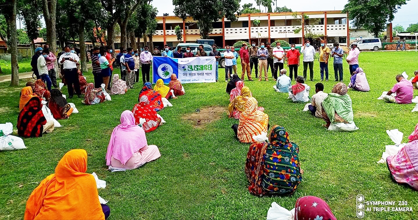 রাণীশংকৈলে কালের কন্ঠ শুভসংঘের ত্রাণসামগ্রী বিতরণ  