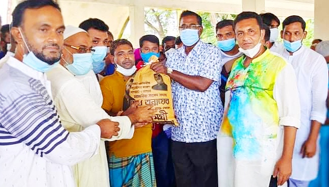 শেখ তন্ময়ের ত্রাণসামগ্রী পেল রামপালের ৪ শতাধিক হতদরিদ্র পরিবার