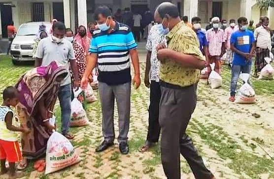 গোবিন্দগঞ্জে প্রধানমন্ত্রীর মানবিক খাদ্যসামগ্রী বিতরণ