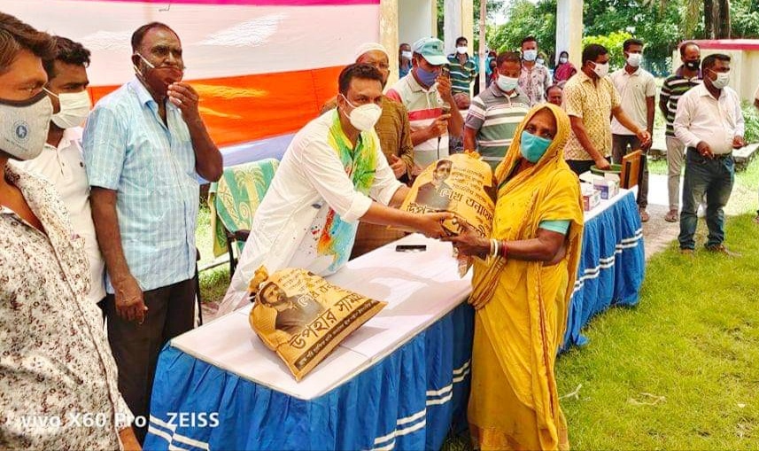 রামপালে শেখ তন্ময়ের উপহার সামগ্রী পেল ১২ শতাধিক হতদরিদ্র পরিবার