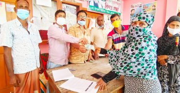 রামপালে ৭ শতাধিক পরিবারকে নগদ অর্থ প্রদান