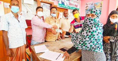 রামপালে ৭ শতাধিক পরিবারকে নগদ অর্থ প্রদান