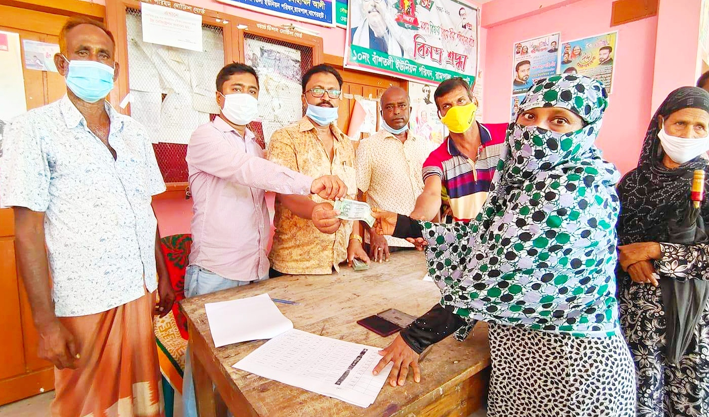রামপালে ৭ শতাধিক পরিবারকে নগদ অর্থ প্রদান