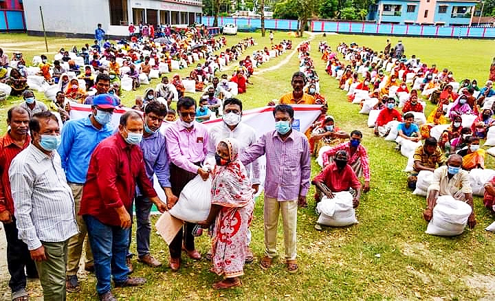 মিঠাপুকুরে আদিবাসী ও দলিত প্রান্তিক জনগোষ্ঠীর মাঝে খাদ্য সহায়তা