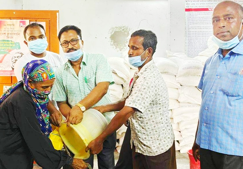 রামপালে অসহায় ও দুস্থদের মাঝে ভিজিএফ- এর চাল বিতরণ