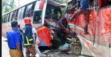 তারাগঞ্জে যাত্রীবাহী দুই বাসের মুখোমুখি সংঘর্ষে চালক ও নারীসহ পাঁচজন নিহত