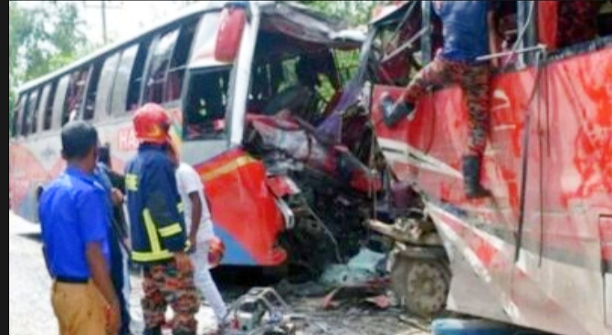 তারাগঞ্জে যাত্রীবাহী দুই বাসের মুখোমুখি সংঘর্ষে চালক ও নারীসহ পাঁচজন নিহত