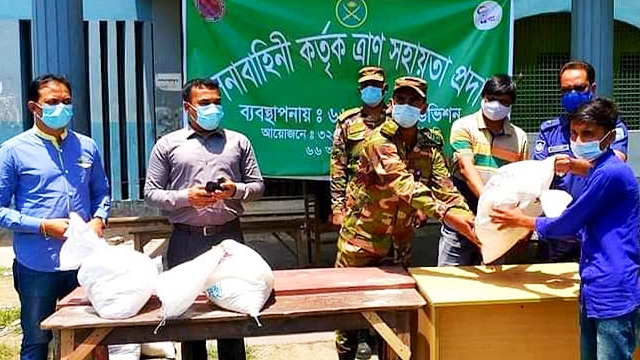 গোবিন্দগঞ্জে ৭৫টি পরিবার পেল সেনাবাহিনীর খাদ্য সহায়তা  