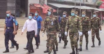 লকডাউন বাস্তবায়নে পলাশবাড়ীতে পুলিশ-সেনাবাহিনীর যৌথ অভিযান