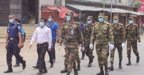 লকডাউন বাস্তবায়নে পলাশবাড়ীতে পুলিশ-সেনাবাহিনীর যৌথ অভিযান