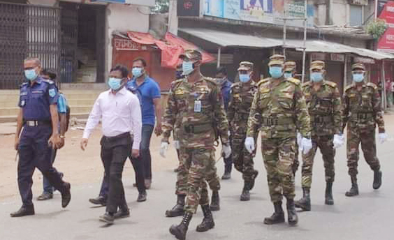 লকডাউন বাস্তবায়নে পলাশবাড়ীতে পুলিশ-সেনাবাহিনীর যৌথ অভিযান