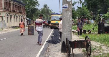 গাইবান্ধায় মাঝখানে বিদ্যুতের খুটি রেখেই চলছে রাস্তা প্রশস্তকরণ কাজ