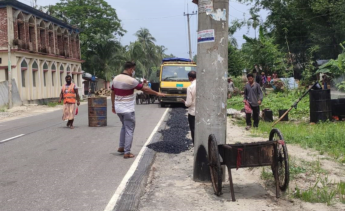 গাইবান্ধায় মাঝখানে বিদ্যুতের খুটি রেখেই চলছে রাস্তা প্রশস্তকরণ কাজ