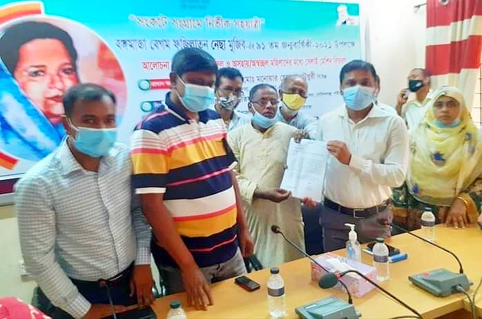 অবৈধ কাঠকয়লা কারখানা বন্ধের দাবিতে গোবিন্দগঞ্জ নাগরিক কমিটির স্মারকলিপি পেশ