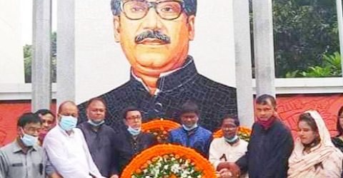 বঙ্গবন্ধু শেখ মুজিবুর রহমানের প্রতিকৃতিতে পুস্পস্তবক অর্পন