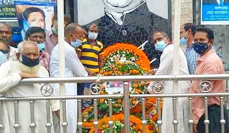 গোবিন্দগঞ্জে বঙ্গবন্ধুর প্রতিকৃতিতে ওয়ার্কার্স পার্টির পুুষ্পস্তবক অর্পণ 