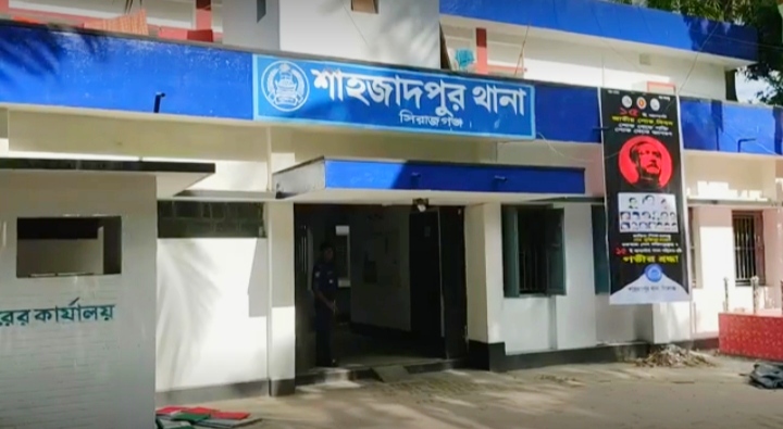 শাহজাদপুরের পড়কোলায় দুই ট্রাকের মুখোমুখি সংঘর্ষে নিহত ১