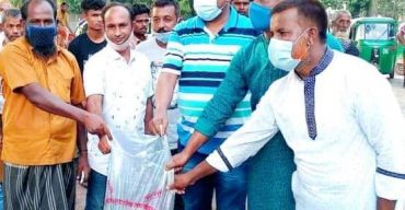 গোবিন্দগঞ্জে সিএনজির ১৫০জন চালক পেল খাদ্য সহায়তা