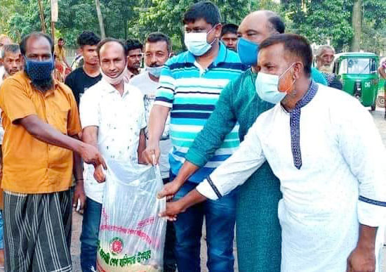 গোবিন্দগঞ্জে সিএনজির ১৫০জন চালক পেল খাদ্য সহায়তা