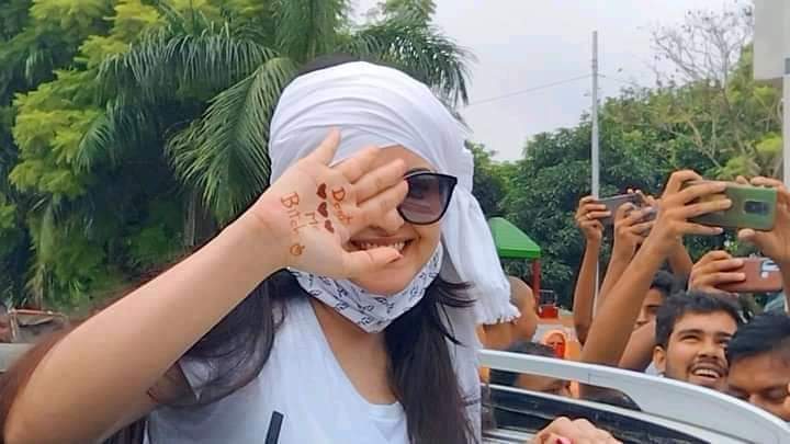 আলোচিত চিত্রনায়িকা পরীমণি কাশিমপুর কেন্দ্রীয় মহিলা কারাগার থেকে মুক্তি