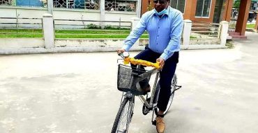 গ্রাম পুলিশ সদস্যদের মাঝে বাইসাইকেল বিতরণ