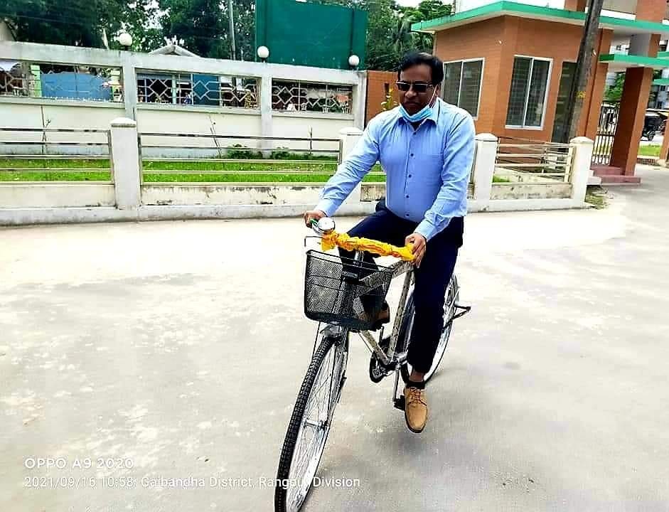 গ্রাম পুলিশ সদস্যদের মাঝে বাইসাইকেল বিতরণ