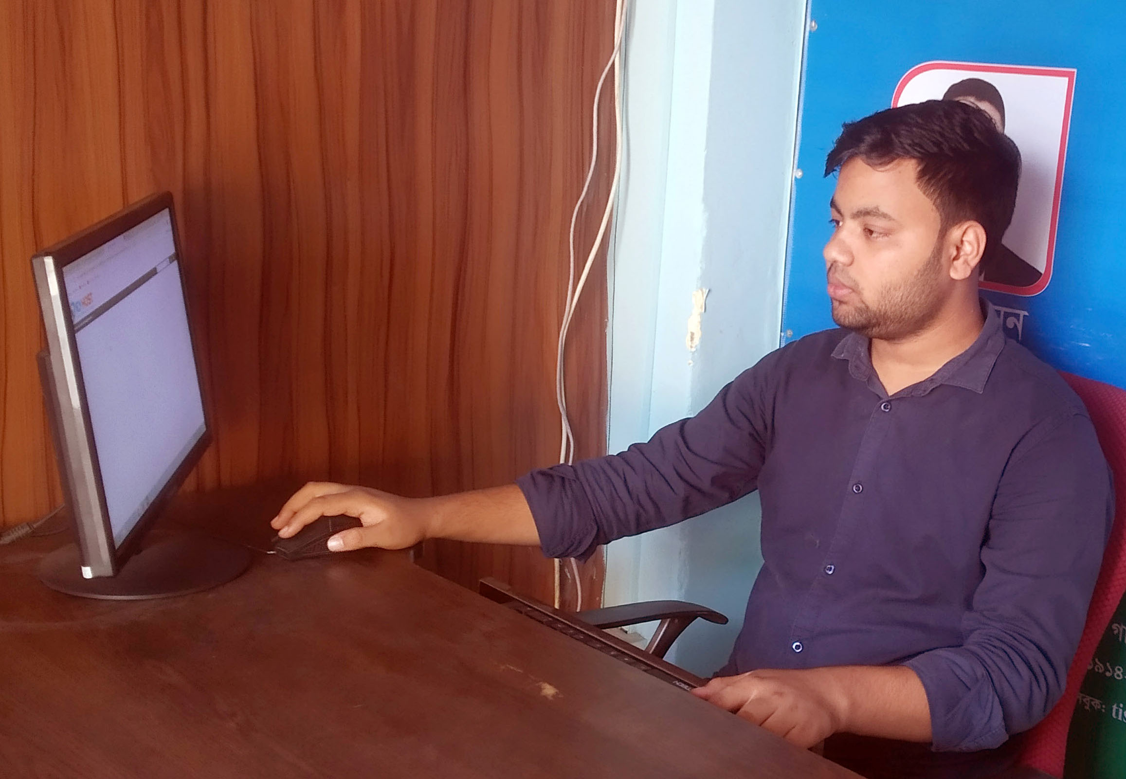 ঘরে বসেই বৈদেশিক মুদ্রা আয় করছে গাইবান্ধার যুবক