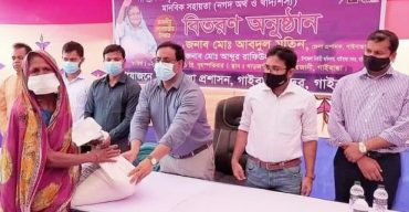 গাইবান্ধায় বন্যায় ক্ষতিগ্রস্ত পরিবারের মাঝে খাদ্য সামগ্রী বিতরণ