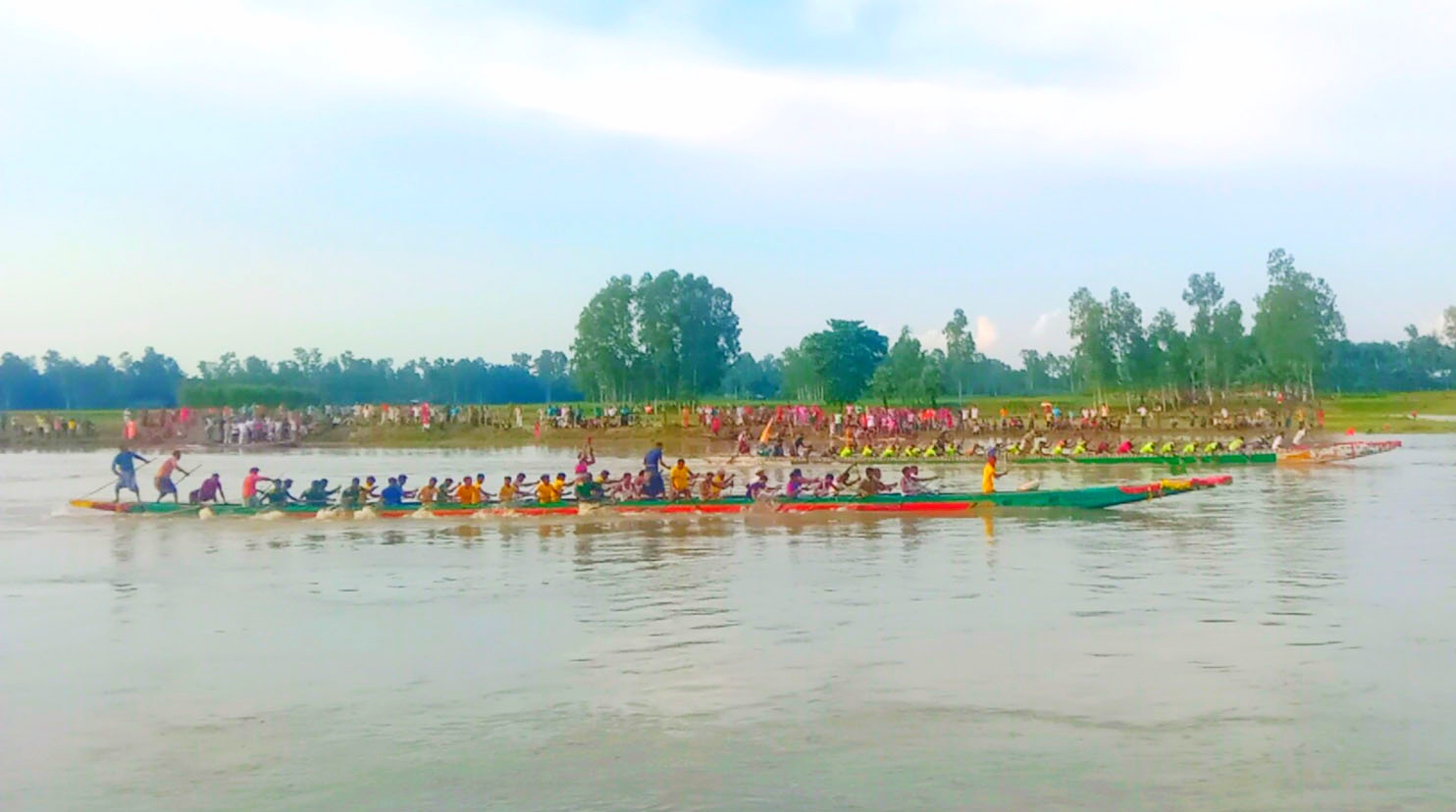 ঘোড়াঘাটে হয়ে গেল ঐতিহ্যবাহী নৌকা বাইচ খেলা