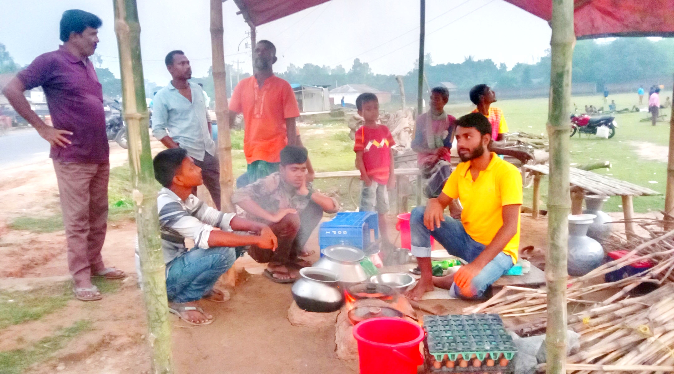 সন্ধা হলেই ঝরছে কুয়াশা; অনুভুত হচ্ছে শীত