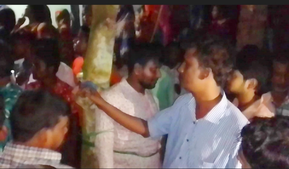 গাইবান্ধায় নারীর সঙ্গে আপত্তিকর অবস্থায় জনতার হাতে পুলিশ আটক