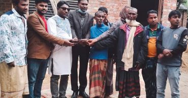 গোবিন্দগঞ্জে অগ্নিকাণ্ডে ক্ষতিগ্রস্ত পরিবারের মাঝে নগদ অর্থ প্রদান