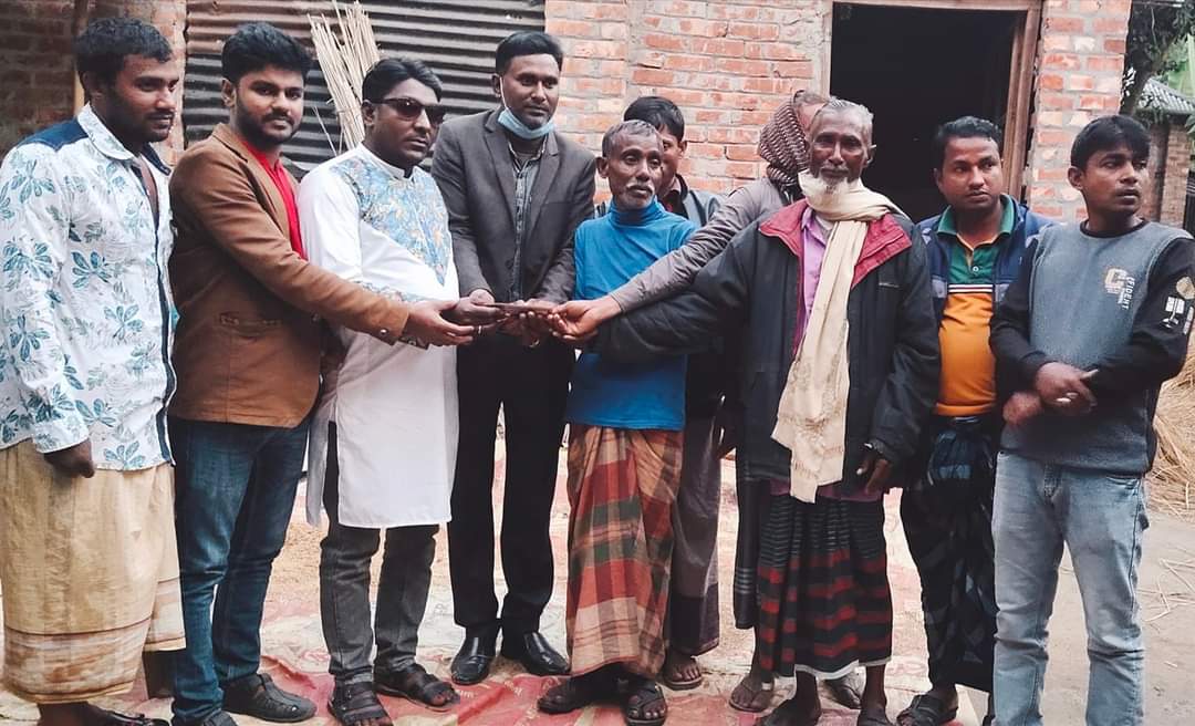 গোবিন্দগঞ্জে অগ্নিকাণ্ডে ক্ষতিগ্রস্ত পরিবারের মাঝে নগদ অর্থ প্রদান