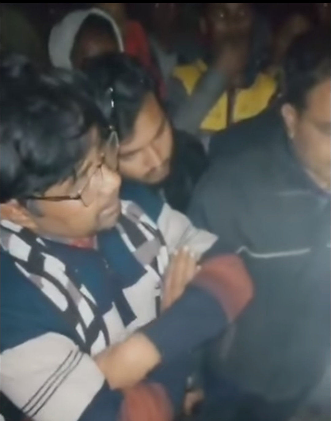 পলাশবাড়ীতে নির্বাচনী আচরণবিধি লঙ্ঘন করায় জনতার হাতে চেয়ারম্যান প্রার্থী আটক