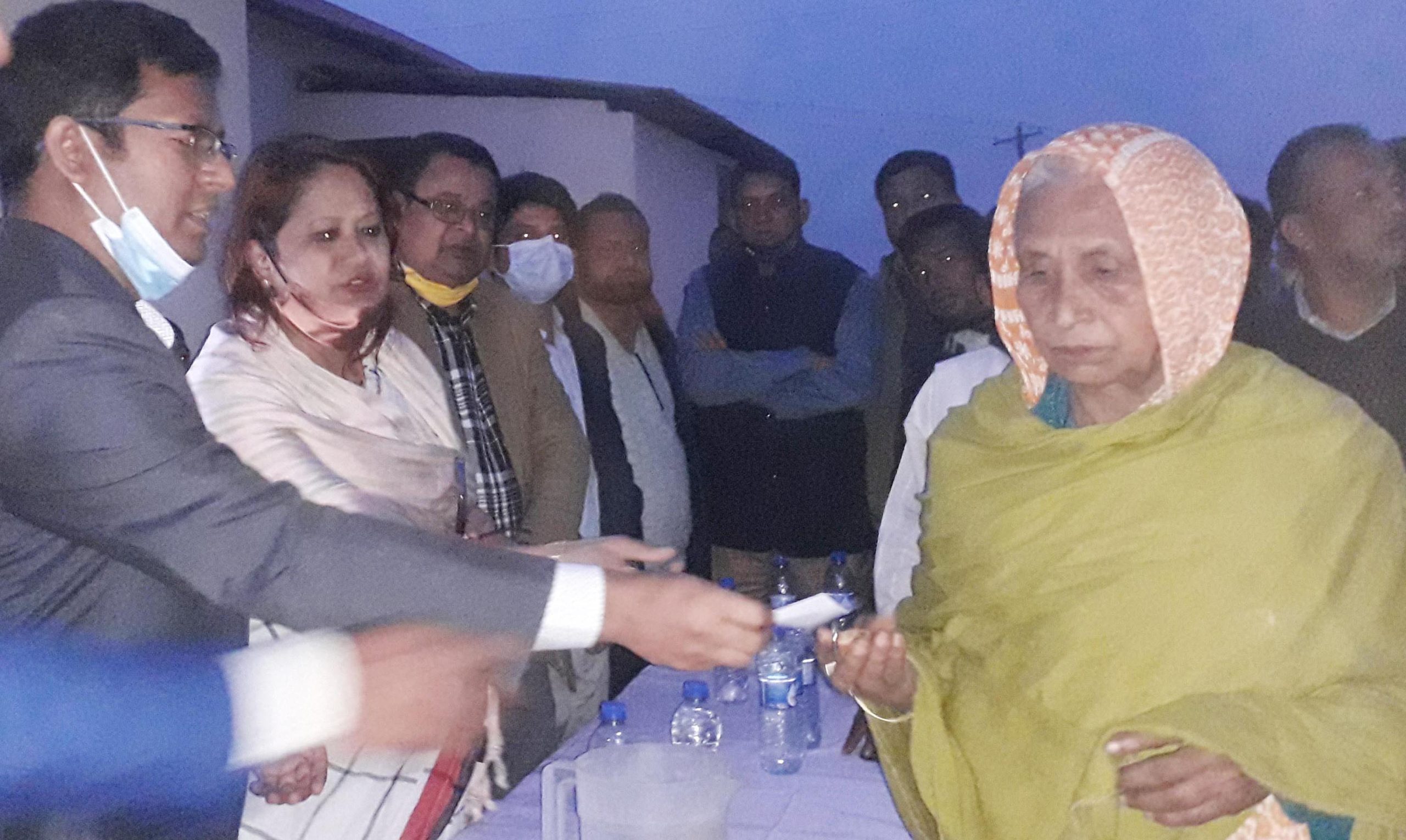 পলাশবাড়ীতে মুজিব শতবর্ষ উপলক্ষে ভূমিহীন পরিবারের মাঝে ঘর বিতরণ