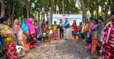 আদিবাসী নারীকে সেলাই প্রশিক্ষণ শেষে ২০টি সেলাই মেসিন,৮০টি শুকুর ও ৪০০টি মুরগি প্রদান