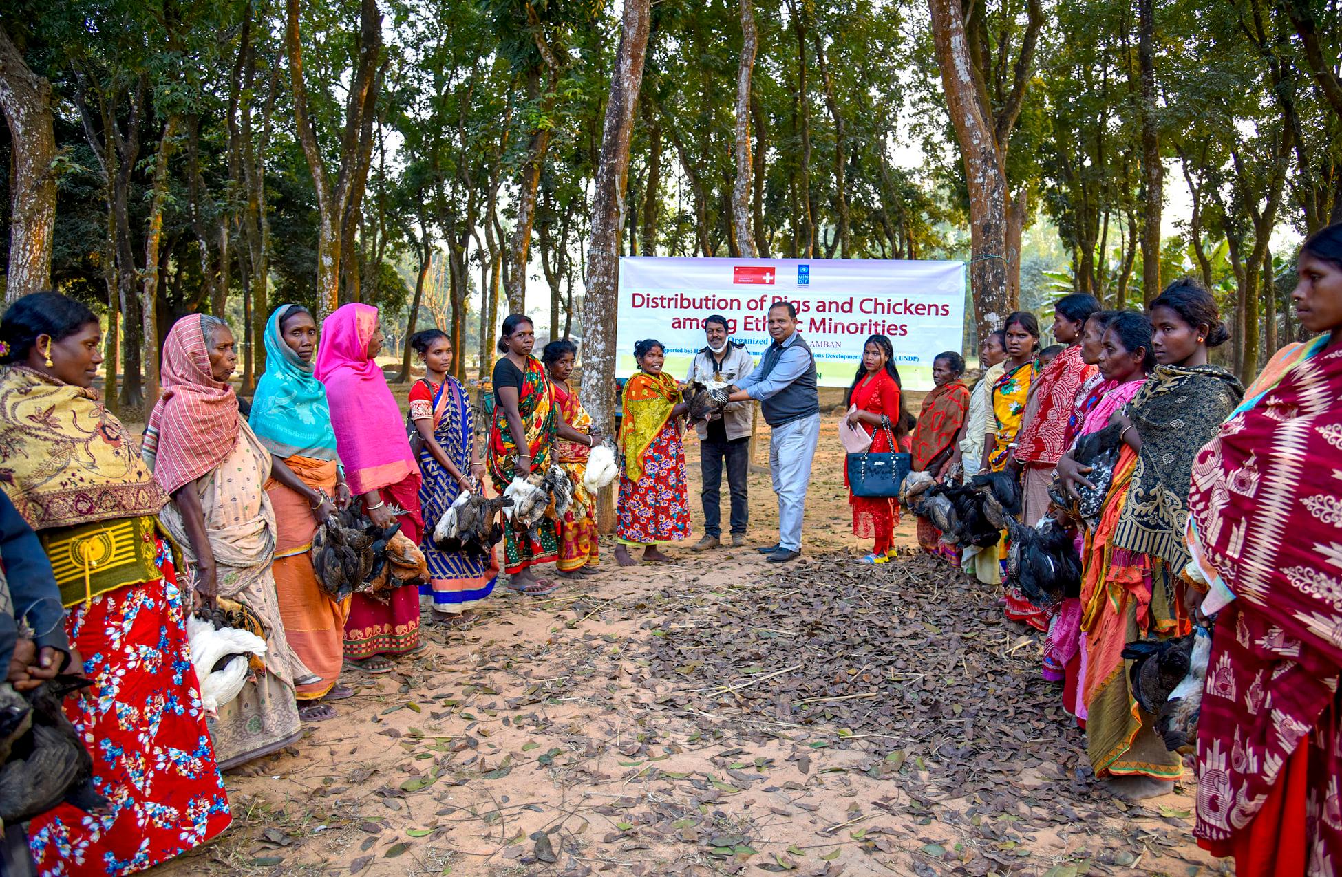 আদিবাসী নারীকে সেলাই প্রশিক্ষণ শেষে ২০টি সেলাই মেসিন,৮০টি শুকুর ও ৪০০টি মুরগি প্রদান