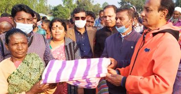 গোবিন্দগঞ্জে শতাধিক সাঁওতাল নারীদের মাঝে কম্বল বিতরণ