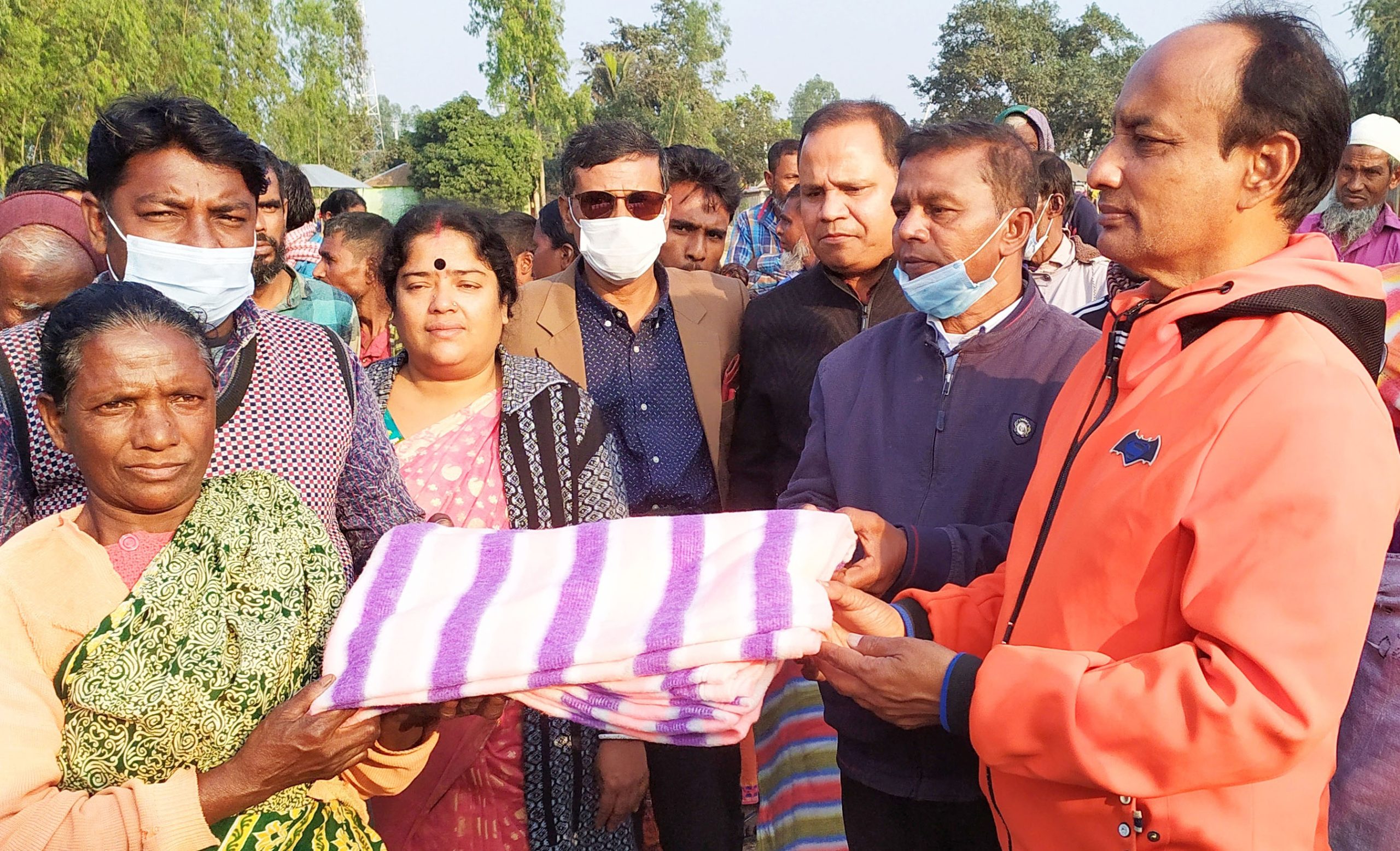 গোবিন্দগঞ্জে শতাধিক সাঁওতাল নারীদের মাঝে কম্বল বিতরণ