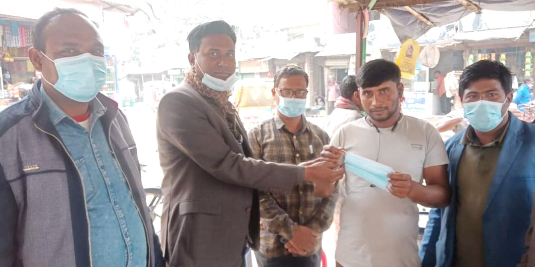 গোবিন্দগঞ্জে বিভিন্ন দোকান ও পথচারীদের মাঝে  স্বাস্থ্য সুরক্ষা উপকরণ মাস্ক বিতরণ
